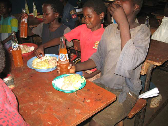 children eating at Maoni