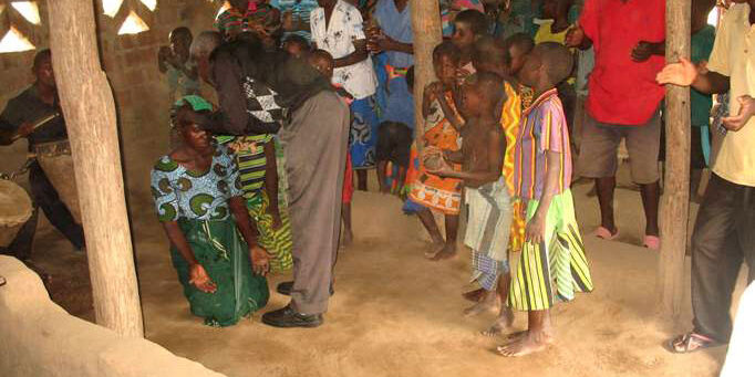 Kamanga-village Praying for the sick at Kamanga village